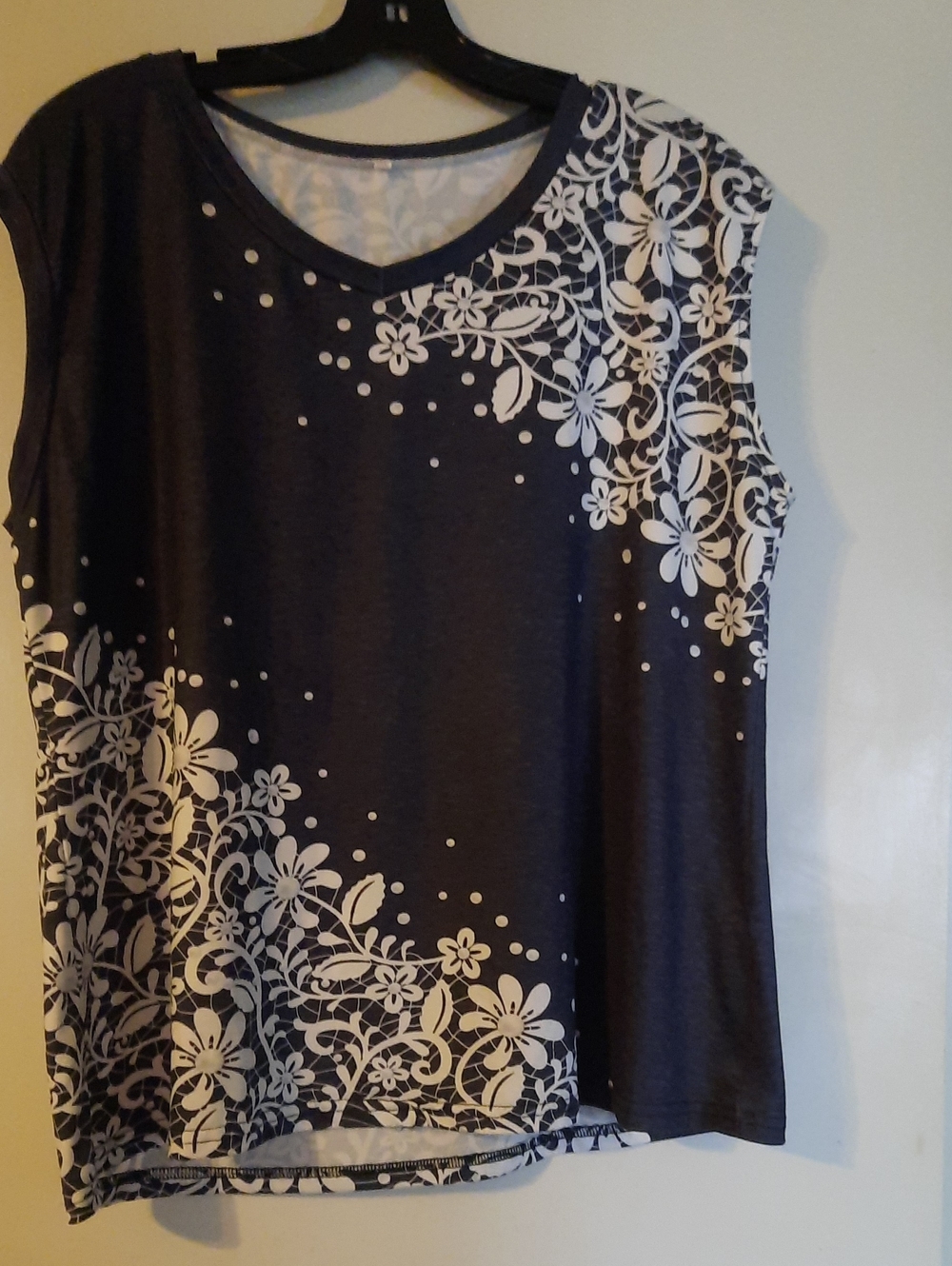 Sleeveless Black And White Floral Print Women's Top